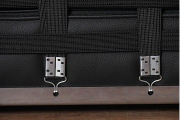 中古　美品　Cassina(カッシーナ)　ル・コルビュジエ(Le Corbusier)　LC3　GRAND CONFORT, GRAND MODELE(グランコンフォール グランモデル)　本革製　黒い張地と金属フレームの対比が際立つモダンな1人掛けソファ　定価約137万円　(R-090597)