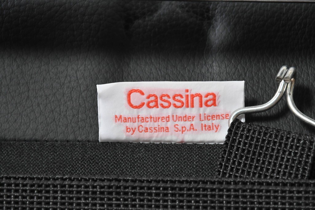中古　美品　Cassina(カッシーナ)　ル・コルビュジエ(Le Corbusier)　LC3　GRAND CONFORT, GRAND MODELE(グランコンフォール グランモデル)　本革製　黒い張地と金属フレームの対比が際立つモダンな1人掛けソファ　定価約137万円　(R-090597)