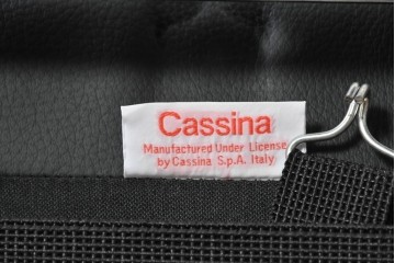 中古　美品　Cassina(カッシーナ)　ル・コルビュジエ(Le Corbusier)　LC3　GRAND CONFORT, GRAND MODELE(グランコンフォール グランモデル)　本革製　黒い張地と金属フレームの対比が際立つモダンな1人掛けソファ　定価約137万円　(R-090597)