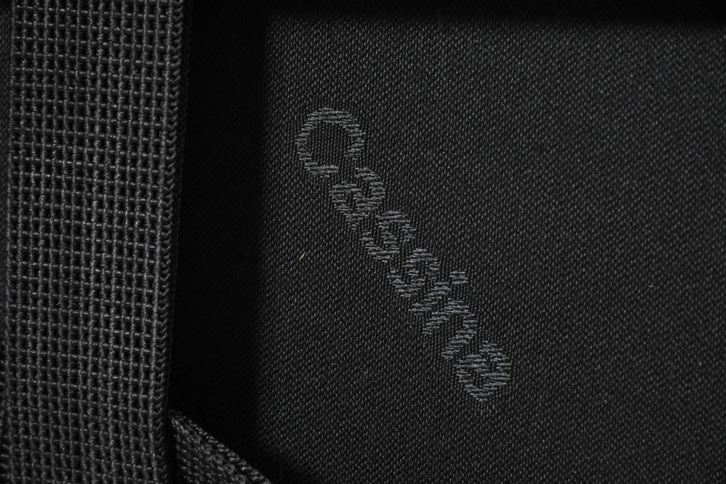 中古　美品　Cassina(カッシーナ)　ル・コルビュジエ(Le Corbusier)　LC3　GRAND CONFORT, GRAND MODELE(グランコンフォール グランモデル)　本革製　黒い張地と金属フレームの対比が際立つモダンな1人掛けソファ　定価約137万円　(R-090597)