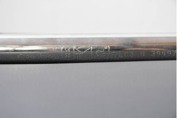 中古　美品　Cassina(カッシーナ)　ル・コルビュジエ(Le Corbusier)　LC3　GRAND CONFORT, GRAND MODELE(グランコンフォール グランモデル)　本革製　黒い張地と金属フレームの対比が際立つモダンな1人掛けソファ　定価約137万円　(R-090597)