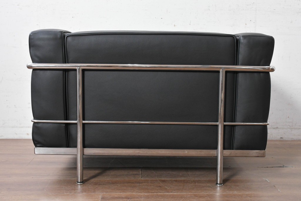 中古　美品　Cassina(カッシーナ)　ル・コルビュジエ(Le Corbusier)　LC3　GRAND CONFORT, GRAND MODELE(グランコンフォール グランモデル)　本革製　黒い張地と金属フレームの対比が際立つモダンな1人掛けソファ　定価約137万円　(R-090597)