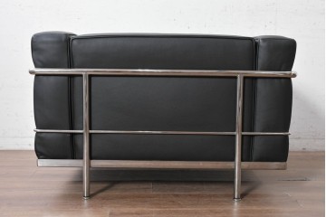 中古　美品　Cassina(カッシーナ)　ル・コルビュジエ(Le Corbusier)　LC3　GRAND CONFORT, GRAND MODELE(グランコンフォール グランモデル)　本革製　黒い張地と金属フレームの対比が際立つモダンな1人掛けソファ　定価約137万円　(R-090597)