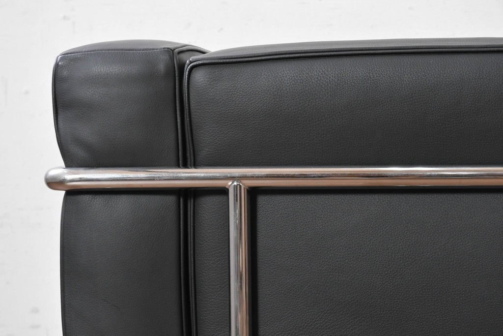 中古　美品　Cassina(カッシーナ)　ル・コルビュジエ(Le Corbusier)　LC3　GRAND CONFORT, GRAND MODELE(グランコンフォール グランモデル)　本革製　黒い張地と金属フレームの対比が際立つモダンな1人掛けソファ　定価約137万円　(R-090597)