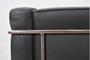 中古　美品　Cassina(カッシーナ)　ル・コルビュジエ(Le Corbusier)　LC3　GRAND CONFORT, GRAND MODELE(グランコンフォール グランモデル)　本革製　黒い張地と金属フレームの対比が際立つモダンな1人掛けソファ　定価約137万円　(R-090597)