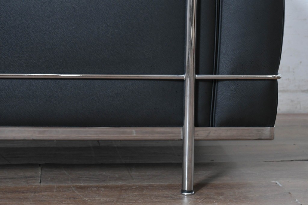 中古　美品　Cassina(カッシーナ)　ル・コルビュジエ(Le Corbusier)　LC3　GRAND CONFORT, GRAND MODELE(グランコンフォール グランモデル)　本革製　黒い張地と金属フレームの対比が際立つモダンな1人掛けソファ　定価約137万円　(R-090597)