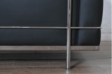 中古　美品　Cassina(カッシーナ)　ル・コルビュジエ(Le Corbusier)　LC3　GRAND CONFORT, GRAND MODELE(グランコンフォール グランモデル)　本革製　黒い張地と金属フレームの対比が際立つモダンな1人掛けソファ　定価約137万円　(R-090597)