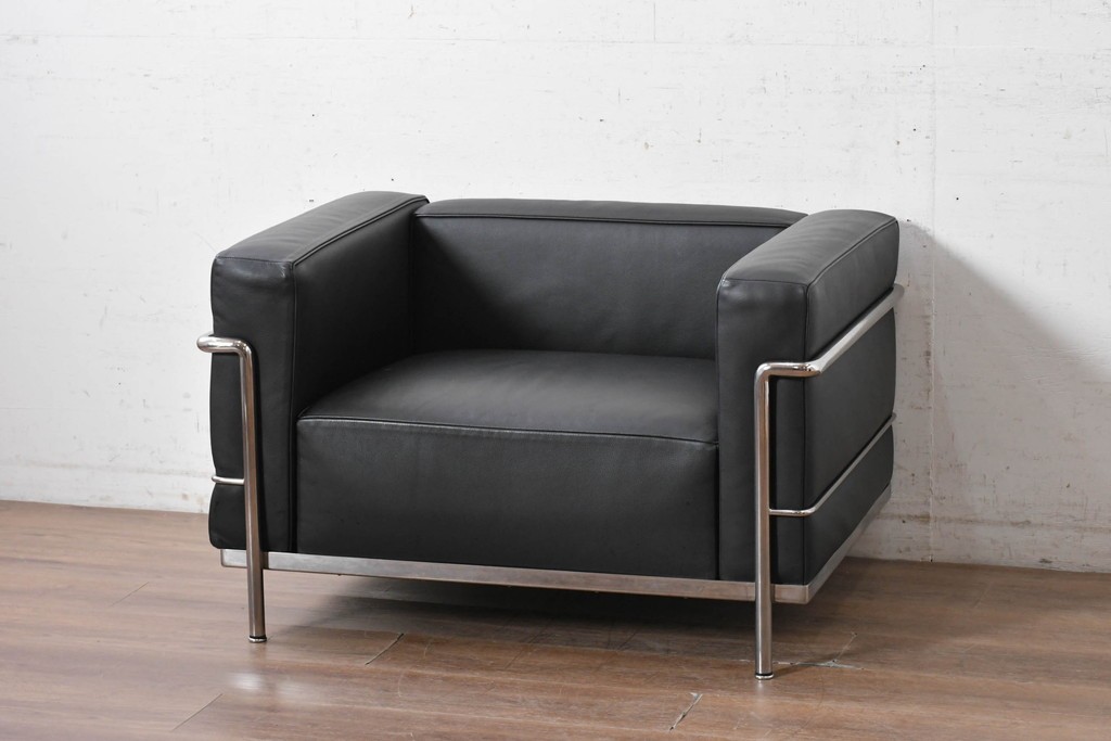 中古　美品　Cassina(カッシーナ)　ル・コルビュジエ(Le Corbusier)　LC3　GRAND CONFORT, GRAND MODELE(グランコンフォール グランモデル)　本革製　黒い張地と金属フレームの対比が際立つモダンな1人掛けソファ　定価約137万円　(R-090598)