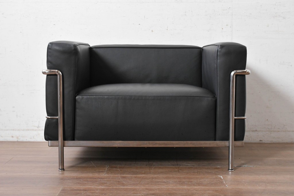 中古　美品　Cassina(カッシーナ)　ル・コルビュジエ(Le Corbusier)　LC3　GRAND CONFORT, GRAND MODELE(グランコンフォール グランモデル)　本革製　黒い張地と金属フレームの対比が際立つモダンな1人掛けソファ　定価約137万円　(R-090598)