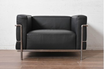 中古　美品　Cassina(カッシーナ)　ル・コルビュジエ(Le Corbusier)　LC3　GRAND CONFORT, GRAND MODELE(グランコンフォール グランモデル)　本革製　黒い張地と金属フレームの対比が際立つモダンな1人掛けソファ　定価約137万円　(R-090598)