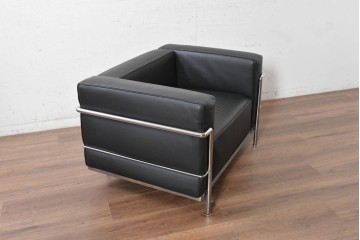 中古　美品　Cassina(カッシーナ)　ル・コルビュジエ(Le Corbusier)　LC3　GRAND CONFORT, GRAND MODELE(グランコンフォール グランモデル)　本革製　黒い張地と金属フレームの対比が際立つモダンな1人掛けソファ　定価約137万円　(R-090598)
