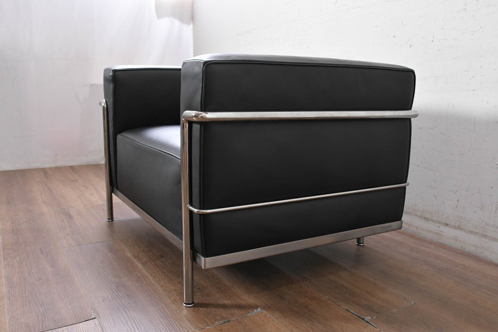 中古　美品　Cassina(カッシーナ)　ル・コルビュジエ(Le Corbusier)　LC3　GRAND CONFORT, GRAND MODELE(グランコンフォール グランモデル)　本革製　黒い張地と金属フレームの対比が際立つモダンな1人掛けソファ　定価約137万円　(R-090598)