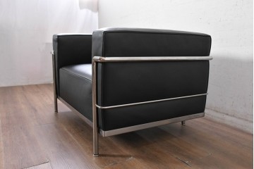 中古　美品　Cassina(カッシーナ)　ル・コルビュジエ(Le Corbusier)　LC3　GRAND CONFORT, GRAND MODELE(グランコンフォール グランモデル)　本革製　黒い張地と金属フレームの対比が際立つモダンな1人掛けソファ　定価約137万円　(R-090598)