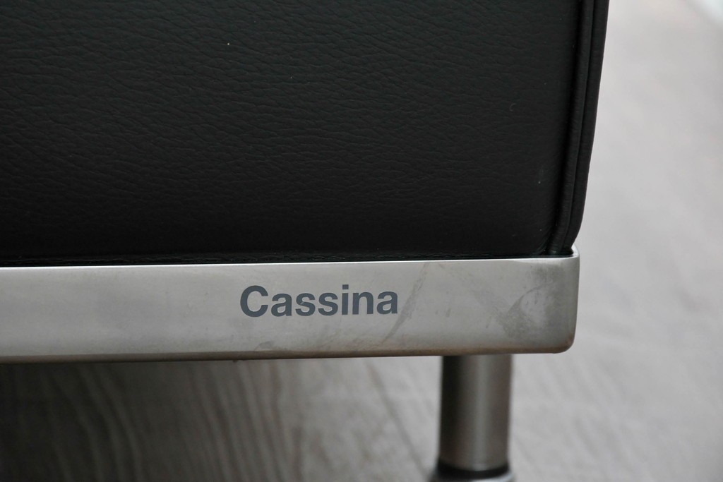 中古　美品　Cassina(カッシーナ)　ル・コルビュジエ(Le Corbusier)　LC3　GRAND CONFORT, GRAND MODELE(グランコンフォール グランモデル)　本革製　黒い張地と金属フレームの対比が際立つモダンな1人掛けソファ　定価約137万円　(R-090598)
