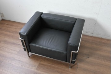 中古　美品　Cassina(カッシーナ)　ル・コルビュジエ(Le Corbusier)　LC3　GRAND CONFORT, GRAND MODELE(グランコンフォール グランモデル)　本革製　黒い張地と金属フレームの対比が際立つモダンな1人掛けソファ　定価約137万円　(R-090598)