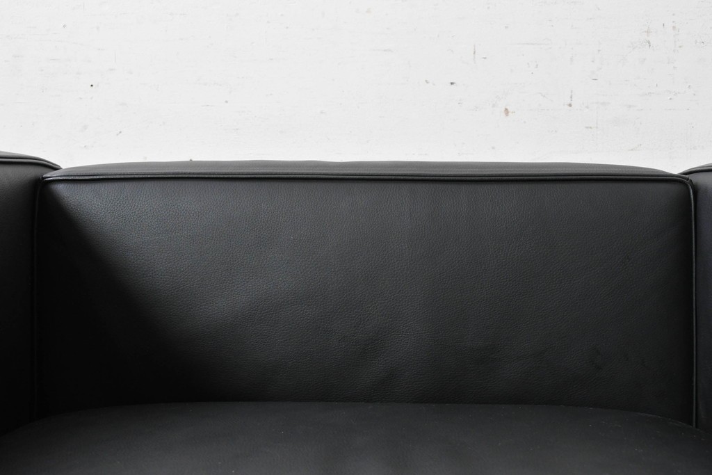 中古　美品　Cassina(カッシーナ)　ル・コルビュジエ(Le Corbusier)　LC3　GRAND CONFORT, GRAND MODELE(グランコンフォール グランモデル)　本革製　黒い張地と金属フレームの対比が際立つモダンな1人掛けソファ　定価約137万円　(R-090598)