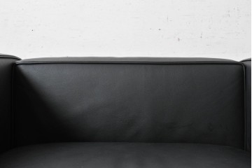 中古　美品　Cassina(カッシーナ)　ル・コルビュジエ(Le Corbusier)　LC3　GRAND CONFORT, GRAND MODELE(グランコンフォール グランモデル)　本革製　黒い張地と金属フレームの対比が際立つモダンな1人掛けソファ　定価約137万円　(R-090598)