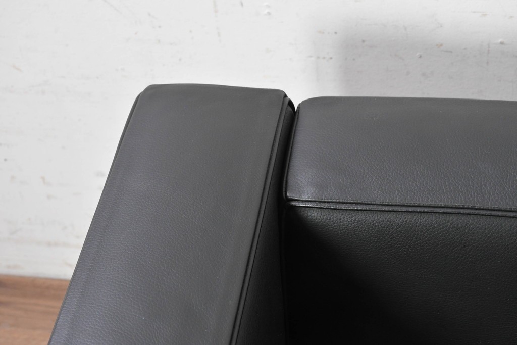中古　美品　Cassina(カッシーナ)　ル・コルビュジエ(Le Corbusier)　LC3　GRAND CONFORT, GRAND MODELE(グランコンフォール グランモデル)　本革製　黒い張地と金属フレームの対比が際立つモダンな1人掛けソファ　定価約137万円　(R-090598)