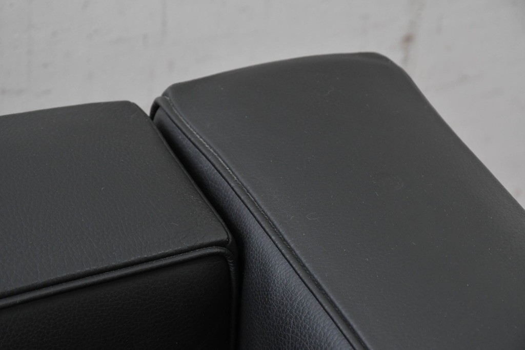 中古　美品　Cassina(カッシーナ)　ル・コルビュジエ(Le Corbusier)　LC3　GRAND CONFORT, GRAND MODELE(グランコンフォール グランモデル)　本革製　黒い張地と金属フレームの対比が際立つモダンな1人掛けソファ　定価約137万円　(R-090598)