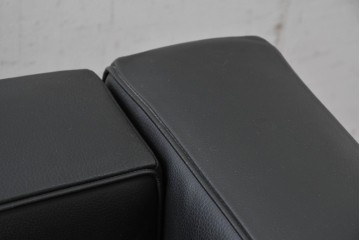 中古　美品　Cassina(カッシーナ)　ル・コルビュジエ(Le Corbusier)　LC3　GRAND CONFORT, GRAND MODELE(グランコンフォール グランモデル)　本革製　黒い張地と金属フレームの対比が際立つモダンな1人掛けソファ　定価約137万円　(R-090598)