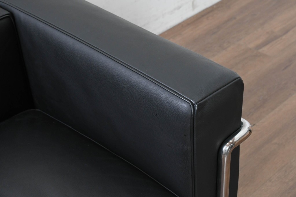 中古　美品　Cassina(カッシーナ)　ル・コルビュジエ(Le Corbusier)　LC3　GRAND CONFORT, GRAND MODELE(グランコンフォール グランモデル)　本革製　黒い張地と金属フレームの対比が際立つモダンな1人掛けソファ　定価約137万円　(R-090598)