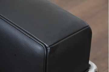中古　美品　Cassina(カッシーナ)　ル・コルビュジエ(Le Corbusier)　LC3　GRAND CONFORT, GRAND MODELE(グランコンフォール グランモデル)　本革製　黒い張地と金属フレームの対比が際立つモダンな1人掛けソファ　定価約137万円　(R-090598)