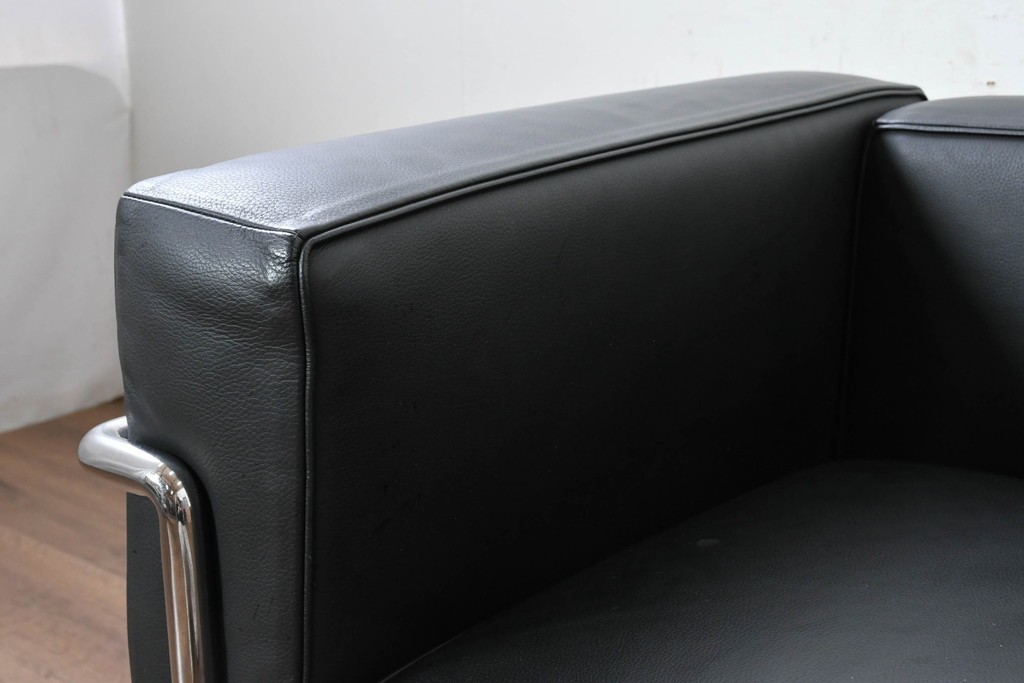 中古　美品　Cassina(カッシーナ)　ル・コルビュジエ(Le Corbusier)　LC3　GRAND CONFORT, GRAND MODELE(グランコンフォール グランモデル)　本革製　黒い張地と金属フレームの対比が際立つモダンな1人掛けソファ　定価約137万円　(R-090598)