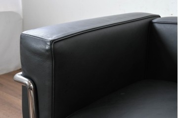 中古　美品　Cassina(カッシーナ)　ル・コルビュジエ(Le Corbusier)　LC3　GRAND CONFORT, GRAND MODELE(グランコンフォール グランモデル)　本革製　黒い張地と金属フレームの対比が際立つモダンな1人掛けソファ　定価約137万円　(R-090598)