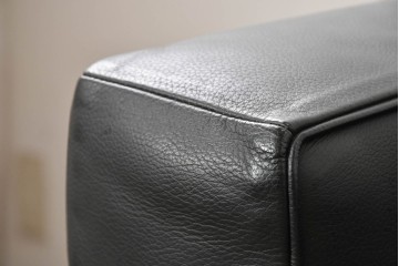 中古　美品　Cassina(カッシーナ)　ル・コルビュジエ(Le Corbusier)　LC3　GRAND CONFORT, GRAND MODELE(グランコンフォール グランモデル)　本革製　黒い張地と金属フレームの対比が際立つモダンな1人掛けソファ　定価約137万円　(R-090598)