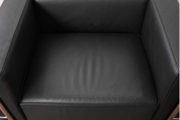 中古　美品　Cassina(カッシーナ)　ル・コルビュジエ(Le Corbusier)　LC3　GRAND CONFORT, GRAND MODELE(グランコンフォール グランモデル)　本革製　黒い張地と金属フレームの対比が際立つモダンな1人掛けソファ　定価約137万円　(R-090598)