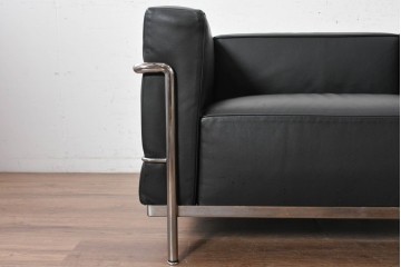 中古　美品　Cassina(カッシーナ)　ル・コルビュジエ(Le Corbusier)　LC3　GRAND CONFORT, GRAND MODELE(グランコンフォール グランモデル)　本革製　黒い張地と金属フレームの対比が際立つモダンな1人掛けソファ　定価約137万円　(R-090598)