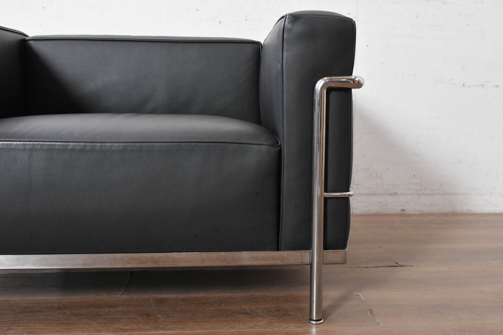 中古　美品　Cassina(カッシーナ)　ル・コルビュジエ(Le Corbusier)　LC3　GRAND CONFORT, GRAND MODELE(グランコンフォール グランモデル)　本革製　黒い張地と金属フレームの対比が際立つモダンな1人掛けソファ　定価約137万円　(R-090598)
