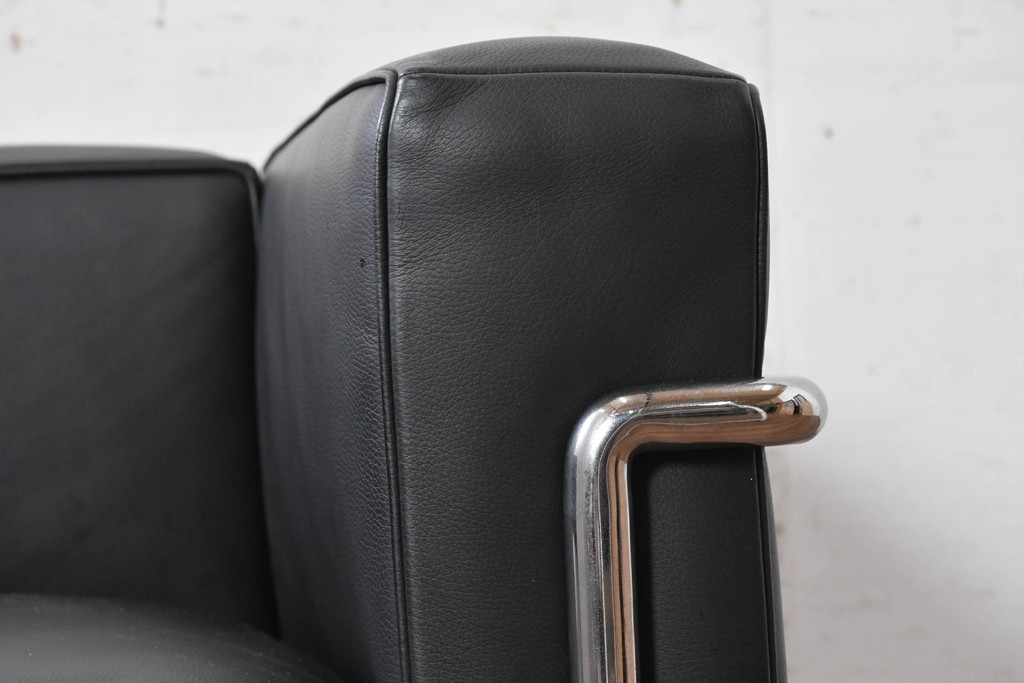 中古　美品　Cassina(カッシーナ)　ル・コルビュジエ(Le Corbusier)　LC3　GRAND CONFORT, GRAND MODELE(グランコンフォール グランモデル)　本革製　黒い張地と金属フレームの対比が際立つモダンな1人掛けソファ　定価約137万円　(R-090598)