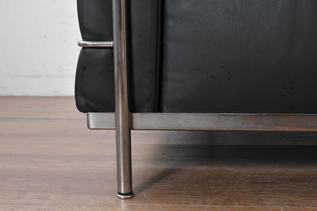 中古　美品　Cassina(カッシーナ)　ル・コルビュジエ(Le Corbusier)　LC3　GRAND CONFORT, GRAND MODELE(グランコンフォール グランモデル)　本革製　黒い張地と金属フレームの対比が際立つモダンな1人掛けソファ　定価約137万円　(R-090598)