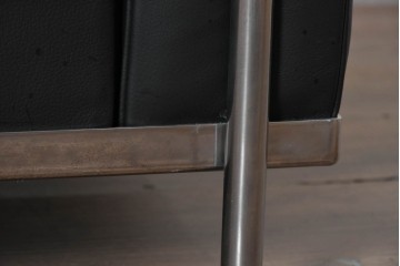 中古　美品　Cassina(カッシーナ)　ル・コルビュジエ(Le Corbusier)　LC3　GRAND CONFORT, GRAND MODELE(グランコンフォール グランモデル)　本革製　黒い張地と金属フレームの対比が際立つモダンな1人掛けソファ　定価約137万円　(R-090598)