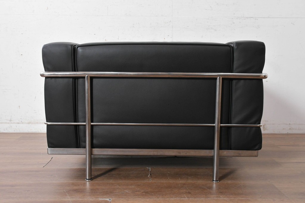 中古　美品　Cassina(カッシーナ)　ル・コルビュジエ(Le Corbusier)　LC3　GRAND CONFORT, GRAND MODELE(グランコンフォール グランモデル)　本革製　黒い張地と金属フレームの対比が際立つモダンな1人掛けソファ　定価約137万円　(R-090598)