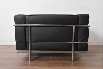 中古　美品　Cassina(カッシーナ)　ル・コルビュジエ(Le Corbusier)　LC3　GRAND CONFORT, GRAND MODELE(グランコンフォール グランモデル)　本革製　黒い張地と金属フレームの対比が際立つモダンな1人掛けソファ　定価約137万円　(R-090598)