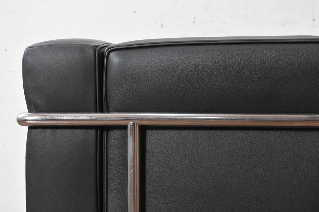 中古　美品　Cassina(カッシーナ)　ル・コルビュジエ(Le Corbusier)　LC3　GRAND CONFORT, GRAND MODELE(グランコンフォール グランモデル)　本革製　黒い張地と金属フレームの対比が際立つモダンな1人掛けソファ　定価約137万円　(R-090598)