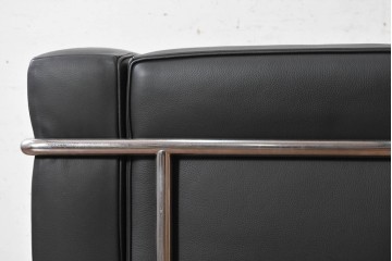 中古　美品　Cassina(カッシーナ)　ル・コルビュジエ(Le Corbusier)　LC3　GRAND CONFORT, GRAND MODELE(グランコンフォール グランモデル)　本革製　黒い張地と金属フレームの対比が際立つモダンな1人掛けソファ　定価約137万円　(R-090598)