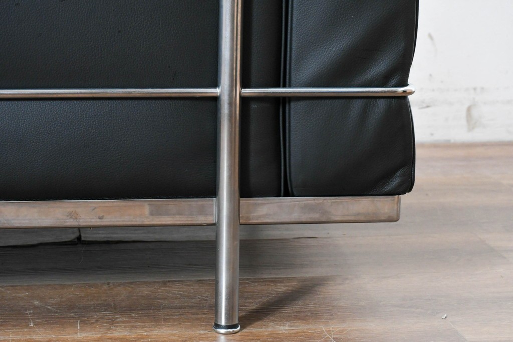 中古　美品　Cassina(カッシーナ)　ル・コルビュジエ(Le Corbusier)　LC3　GRAND CONFORT, GRAND MODELE(グランコンフォール グランモデル)　本革製　黒い張地と金属フレームの対比が際立つモダンな1人掛けソファ　定価約137万円　(R-090598)