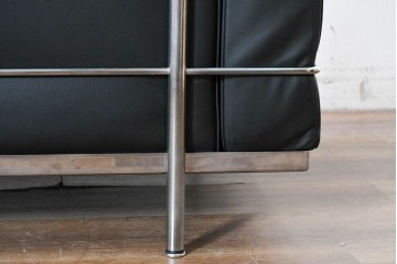 中古　美品　Cassina(カッシーナ)　ル・コルビュジエ(Le Corbusier)　LC3　GRAND CONFORT, GRAND MODELE(グランコンフォール グランモデル)　本革製　黒い張地と金属フレームの対比が際立つモダンな1人掛けソファ　定価約137万円　(R-090598)