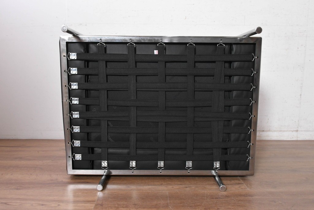 中古　美品　Cassina(カッシーナ)　ル・コルビュジエ(Le Corbusier)　LC3　GRAND CONFORT, GRAND MODELE(グランコンフォール グランモデル)　本革製　黒い張地と金属フレームの対比が際立つモダンな1人掛けソファ　定価約137万円　(R-090598)