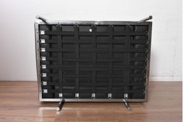 中古　美品　Cassina(カッシーナ)　ル・コルビュジエ(Le Corbusier)　LC3　GRAND CONFORT, GRAND MODELE(グランコンフォール グランモデル)　本革製　黒い張地と金属フレームの対比が際立つモダンな1人掛けソファ　定価約137万円　(R-090598)