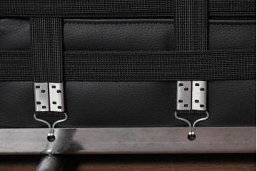 中古　美品　Cassina(カッシーナ)　ル・コルビュジエ(Le Corbusier)　LC3　GRAND CONFORT, GRAND MODELE(グランコンフォール グランモデル)　本革製　黒い張地と金属フレームの対比が際立つモダンな1人掛けソファ　定価約137万円　(R-090598)