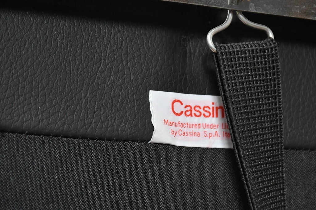 中古　美品　Cassina(カッシーナ)　ル・コルビュジエ(Le Corbusier)　LC3　GRAND CONFORT, GRAND MODELE(グランコンフォール グランモデル)　本革製　黒い張地と金属フレームの対比が際立つモダンな1人掛けソファ　定価約137万円　(R-090598)