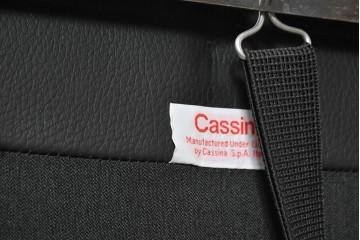 中古　美品　Cassina(カッシーナ)　ル・コルビュジエ(Le Corbusier)　LC3　GRAND CONFORT, GRAND MODELE(グランコンフォール グランモデル)　本革製　黒い張地と金属フレームの対比が際立つモダンな1人掛けソファ　定価約137万円　(R-090598)