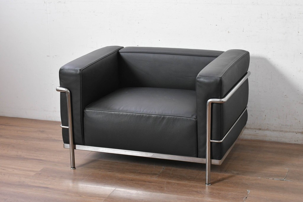 中古　美品　Cassina(カッシーナ)　ル・コルビュジエ(Le Corbusier)　LC3　GRAND CONFORT, GRAND MODELE(グランコンフォール グランモデル)　本革製　黒い張地と金属フレームの対比が際立つモダンな1人掛けソファ　定価約137万円　(R-090599)