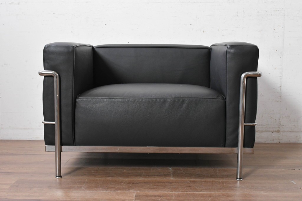 中古　美品　Cassina(カッシーナ)　ル・コルビュジエ(Le Corbusier)　LC3　GRAND CONFORT, GRAND MODELE(グランコンフォール グランモデル)　本革製　黒い張地と金属フレームの対比が際立つモダンな1人掛けソファ　定価約137万円　(R-090599)