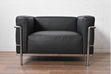 中古　美品　Cassina(カッシーナ)　ル・コルビュジエ(Le Corbusier)　LC3　GRAND CONFORT, GRAND MODELE(グランコンフォール グランモデル)　本革製　黒い張地と金属フレームの対比が際立つモダンな1人掛けソファ　定価約137万円　(R-090599)