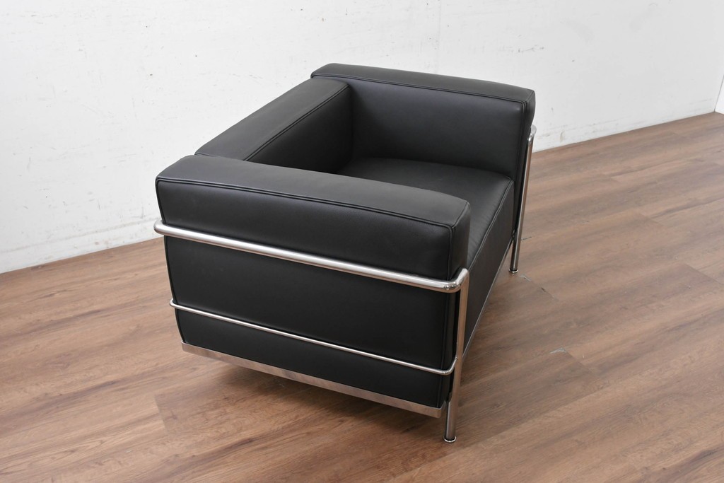 中古　美品　Cassina(カッシーナ)　ル・コルビュジエ(Le Corbusier)　LC3　GRAND CONFORT, GRAND MODELE(グランコンフォール グランモデル)　本革製　黒い張地と金属フレームの対比が際立つモダンな1人掛けソファ　定価約137万円　(R-090599)